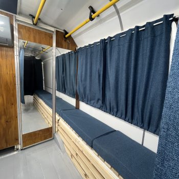 CAMBIADOR - Debajo del asiento, hay espacio de guardado